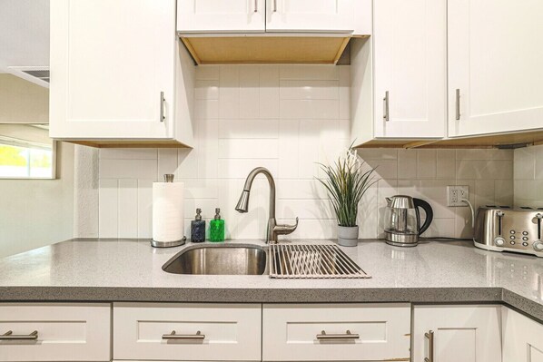 Fridge, microwave, oven, stovetop - Relaxing Desert Botanical 2 Bedroom In Biltmore (Phoenix)