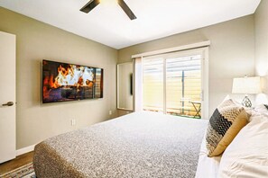 2 bedrooms, desk, iron/ironing board, travel crib - Relaxing Desert Botanical 2 Bedroom In Biltmore (Phoenix)