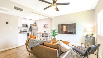 Smart TV, Netflix, streaming services, music library