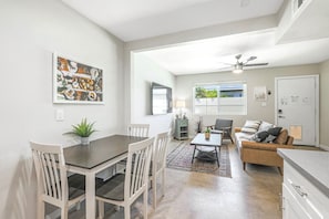Dining - Top Rated Golf Courses 2 Bedroom Biltmore With Washer Dryer (Phoenix)