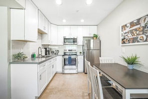 Fridge, microwave, oven, stovetop - Top Rated Golf Courses 2 Bedroom Biltmore With Washer Dryer (Phoenix)