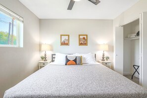 2 bedrooms, desk, iron/ironing board, travel cot - Top Rated Golf Courses 2 Bedroom Biltmore With Washer Dryer (Phoenix)