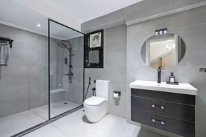 Căn hộ Deluxe, quang cảnh sông | Phòng tắm | Buồng tắm vòi sen, vòi sen phun mưa, khăn tắm, dầu gội