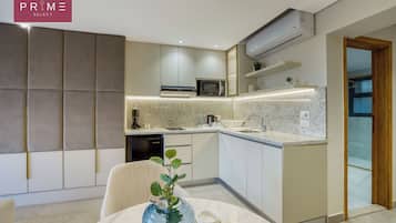 Deluxe Studio, River View | Private kitchen | Fridge, microwave, cookware/dishes/utensils