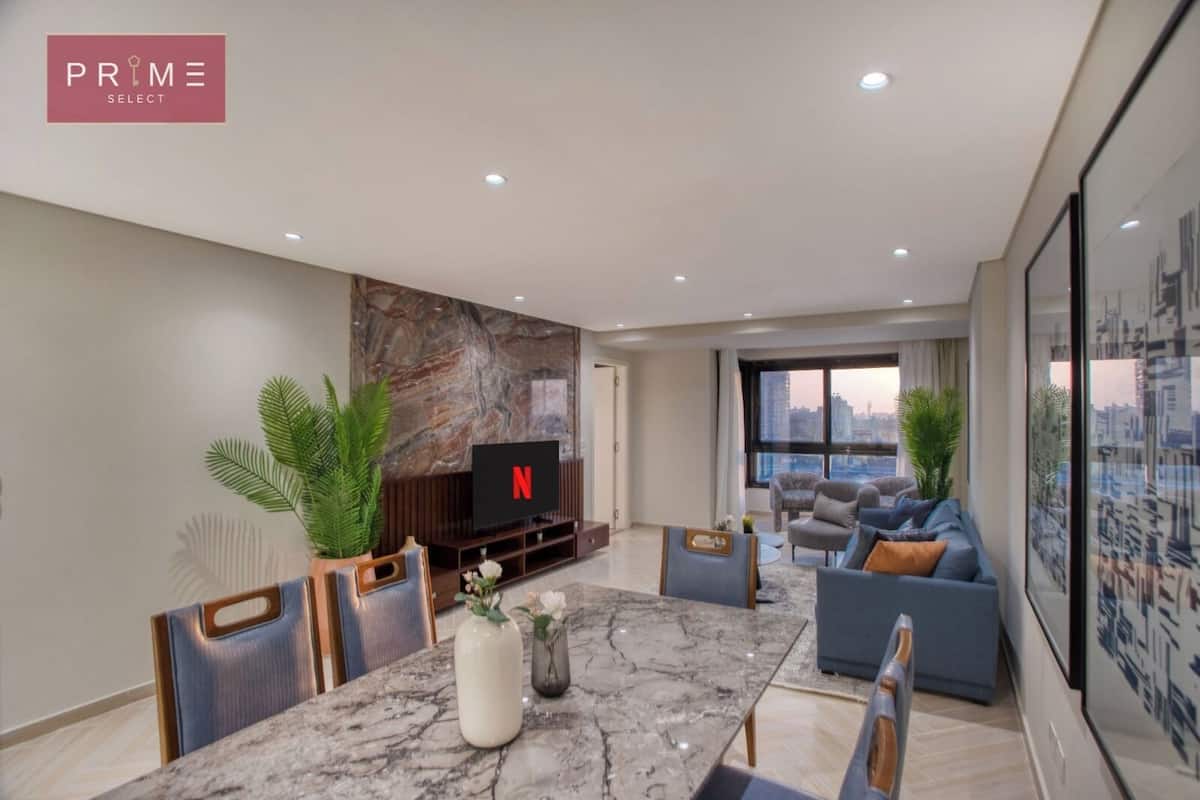 Appartement Supérieur, vue fleuve | Coin séjour | Télévision