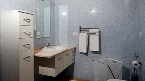 Douche, sèche-cheveux, bidet, serviettes fournies
