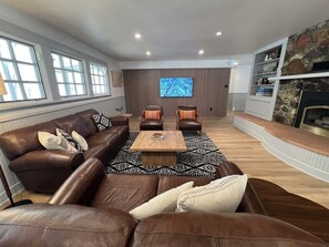 Smart-TV, peis og bøker