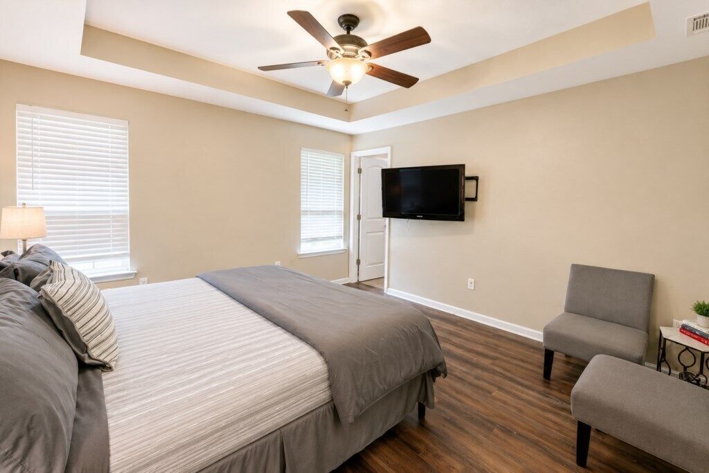 4 bedrooms, iron/ironing board, WiFi, bed sheets