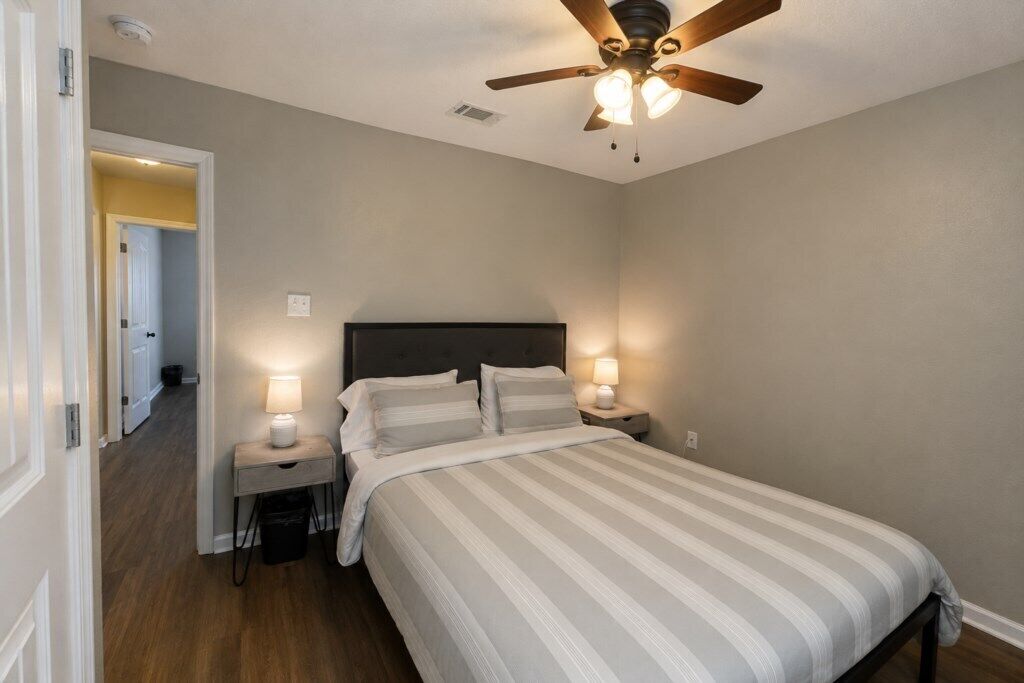 4 habitaciones, tabla de planchar con plancha, wifi y ropa de cama 