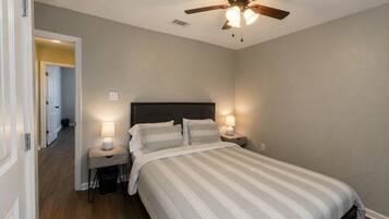 4 habitaciones, tabla de planchar con plancha, wifi y ropa de cama