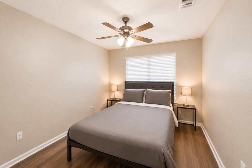 4 bedrooms, iron/ironing board, WiFi, bed sheets