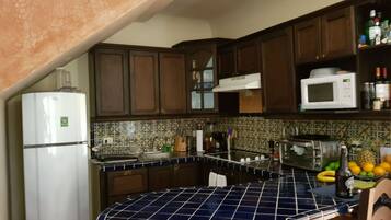 Classic Townhome | Private kitchen | Microwave, oven