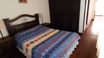 Classic Townhome | 3 bedrooms, down comforters, free WiFi, bed sheets