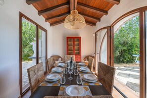 Outdoor dining - Villa Mariposa – Pool & Garden, 500m walk to Beach (Sardegna)