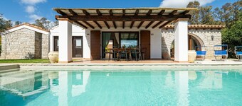 Villa Mariposa – Pool & Garden, 500m walk to Beach