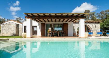 Villa Mariposa – Pool & Garden, 500m walk to Beach