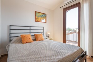 4 dormitoris, caixa forta a l'habitació i planxa i posts de planxar 