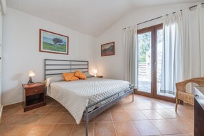 4 bedrooms, in-room safe, iron/ironing board, travel crib - Villa Mariposa – Pool & Garden, 500m walk to Beach (Sardegna)