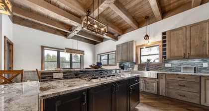 River bank lodge just minutes to Lake George with heated salt water pool