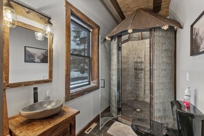 Ensemble douche/baignoire, sèche-cheveux, serviettes fournies, savon