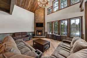 TV connectée, cheminée, lecteur de DVD, baby-foot