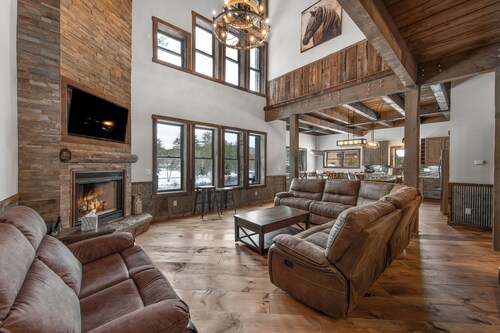 River bank lodge just minutes to Lake George with heated salt water pool