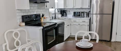 ثلاجة، ميكروويف، فرن، موقد طهي مسطح