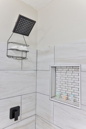 Ensemble baignoire-douche, séchoir à cheveux, serviettes fournies, savon