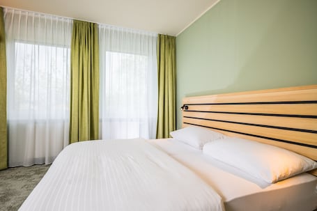 Schreibtisch, kostenloses WLAN, Bettwäsche. flexy.motel Spielberg