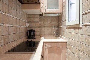 Kühlschrank, Mikrowelle, Herdplatte, Wasserkocher mit Kaffee-/Teezubehör