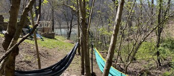 Cozy with spectacular views, easy access to I-64, and each end of the NRGNP