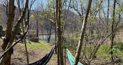 Cozy with spectacular views, easy access to I-64, and each end of the NRGNP