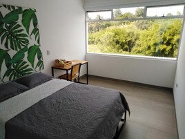 Escritorio, wifi gratis y ropa de cama