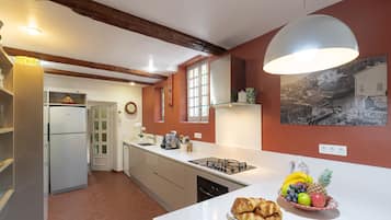 Een koelkast, een microgolfoven, een oven, een kookplaat