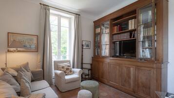 TV, fireplace, table tennis, books