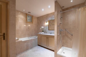 Combined shower/bathtub, hair dryer, bidet, towels - Beautiful historic house in Grasse, Côte d'Azur, between sea and mountains. (Grasse)