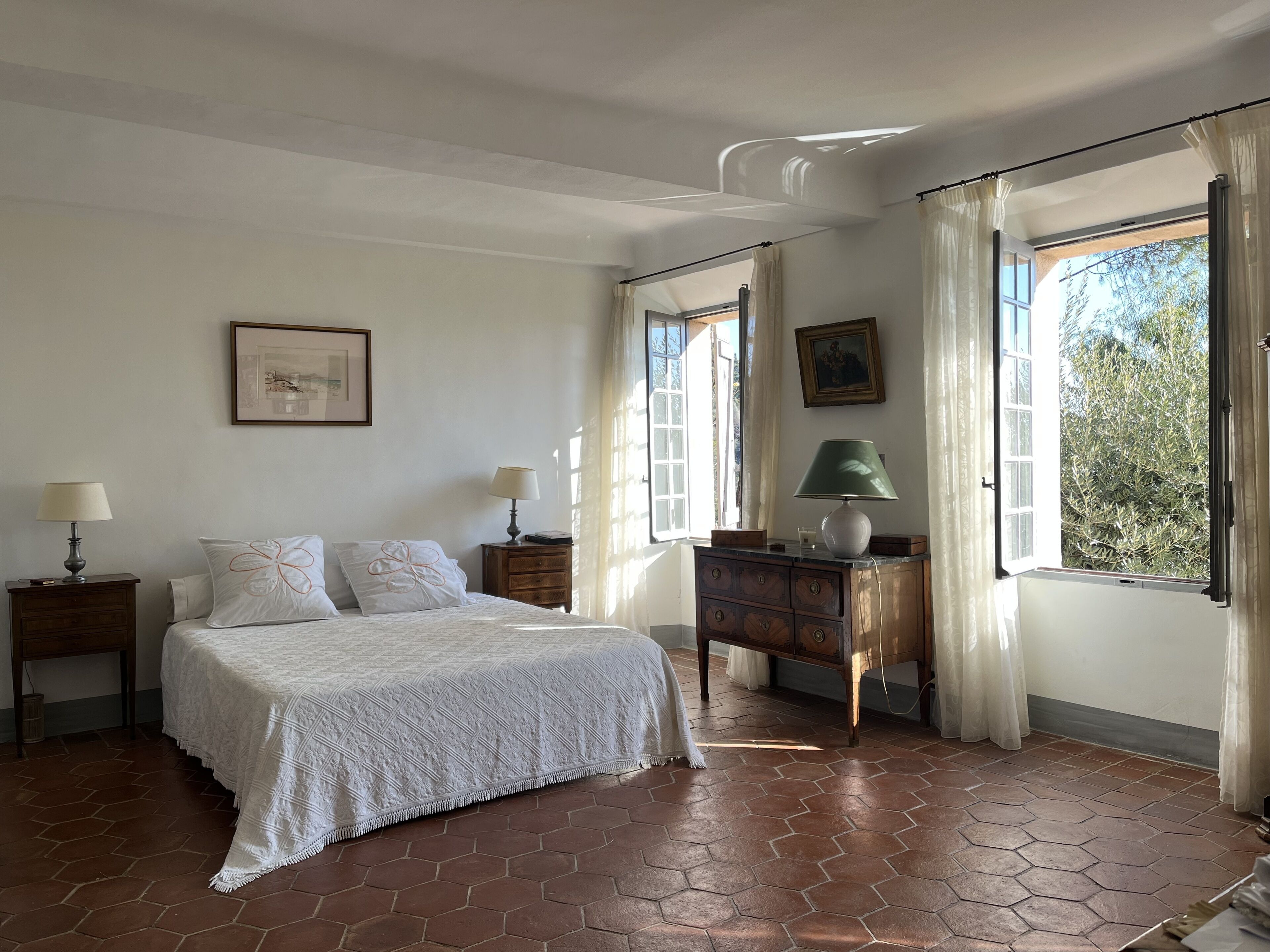 7 chambres, bureau, fer et planche à repasser, lit parapluie