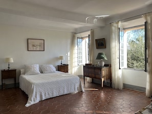 7 chambres, bureau, fer et planche à repasser, lit parapluie