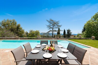 Beautiful historic house in Grasse, Côte d'Azur, between sea and mountains.
