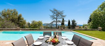 Beautiful historic house in Grasse, Côte d'Azur, between sea and mountains.