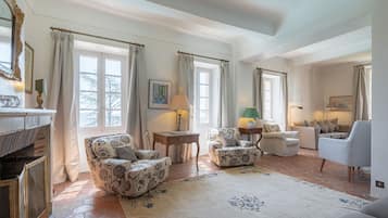 TV, fireplace, table tennis, books