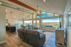 Smart TV, lettore DVD, libri, videoteca