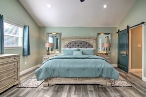 3 bedrooms, iron/ironing board, travel crib, free WiFi - Changes In Attitude- Panoramic Canyon Lake View! (Canyon Lake)