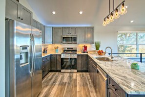 Frigorifero, microonde, forno, piano cottura