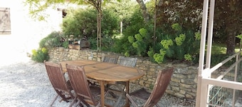 Renovated farmhouse, quiet location, unobstructed view, private pool