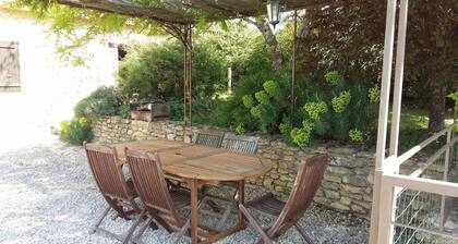 Ancienne ferme rénovée au calme, vue dégagée, piscine privée