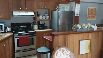 Een koelkast, een microgolfoven, een oven, een kookplaat