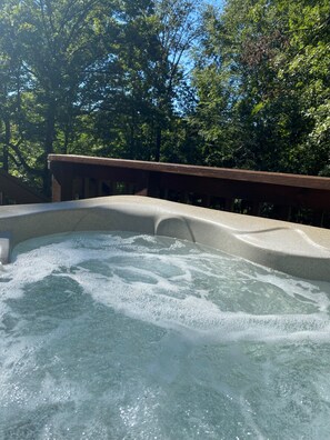 Tina de hidromasaje al aire libre