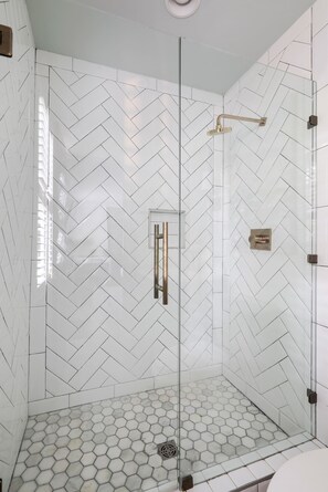 Douche, sèche-cheveux, serviettes fournies