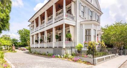 ♟THE INNS♟ Elegant 1BR/1BA Carriage Home Downtown!